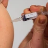 Tiêm vắcxin phòng sởi. (Ảnh: AFP/TTXVN)