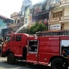Xe cứu hỏa được điều đến hiện trường vụ cháy để dập lửa. (Ảnh: Nguyễn Nam/TTXVN)
