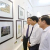 Ông Nguyễn Đức Chung, Chủ tịch UBND thành phố Hà Nội cùng các đại biểu tham quan triển lãm. (Ảnh: Thành Đạt/TTXVN)