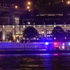 Lực lượng cứu hộ được triển khai tại hiện trường vụ va chạm và chìm tàu du lịch trên sông Danube ở thủ đô Budapest, Hungary tối 29/5/2019. (Ảnh: AFP/TTXVN)