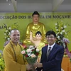 Đại sứ Việt Nam tại Mozambique Lê Huy Hoàng tặng hoa chúc mừng Thượng tọa Thích Đồng Huệ. Ảnh: Đình Lượng/TTXVN)