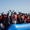 Người di cư chờ được giải cứu lên tàu Sea-Watch 3 ở ngoài khơi bờ biển Libya, ngày 19/1/2019. (Ảnh: AFP/TTXVN)