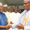 Tổng thống Nigeria Muhammadu Buhari (phải) và lãnh đạo đối lập Atiku Abubakar (trái) tại một cuộc gặp. (Ảnh: EPA/TTXVN)