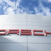 Biểu tượng Porsche tại trụ sở của công ty này ở Stuttgart, Đức. (Ảnh: AFP/TTXVN)