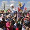 Giáo viên và học sinh tham gia biểu tình phản đối cắt giảm ngân sách cho giáo dục tại Brasilia, Brazil, ngày 15/5/2019. (Ảnh: AFP/ TTXVN)