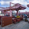 Hàng hóa được xếp tại cảng ở Vũ Hán, tỉnh Hồ Bắc, Trung Quốc. (Ảnh: THX/TTXVN)