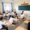 Các thí sinh làm bài thi tại Hội đồng thi trường THPT Kim Liên, huyện Nam Đànn Nghệ An. (Ảnh: Bích Huệ/TTXVN)