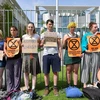  Người biểu tình kêu gọi ban bố tình trạng khẩn cấp về khí hậu bên ngoài Văn phòng Thủ tướng Đức ở Berlin ngày 11/6/2019. (Ảnh: AFP/ TTXVN)