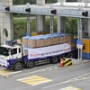 Xe tải của Hàn Quốc chở bột mì viện trợ cho Triều Tiên qua cửa khẩu biên giới tỉnh Paju. (Ảnh: AFP/TTXVN)