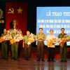 Đại tá Võ Trọng Hải, Giám đốc Công an tỉnh Hà Tĩnh trao thưởng cho các đơn vị tham gia phá án. (Ảnh: Công Tường-TTXVN)