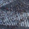 Người dân di chuyển trên đường phố Tokyo, Nhật bản. (Ảnh: AFP/ TTXVN)