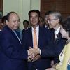 Thủ tướng Nguyễn Xuân Phúc thăm và nói chuyện với cán bộ nhân viên Đại sứ quán và cộng đồng người Việt Nam tại Thái Lan. (Ảnh: Thống Nhất -TTXVN)