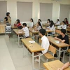 Các thí sinh thi tại điểm thi trường THCS Dịch Vọng. (Ảnh: Thanh Tùng/TTXVN) 