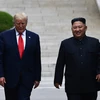 Tổng thống Mỹ Donald Trump (trái) và nhà lãnh đạo Triều Tiên Kim Jong-un trong cuộc gặp ở tại làng đình chiến Panmunjom ở biên giới liên Triều ngày 30/6/2019. (Ảnh: AFP/TTXVN)