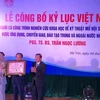 Tổ chức Kỷ lục Việt Nam (Vietkings) trao chứng nhận kỷ lục Việt Nam cho phó giáo sư Trần Ngọc Lương. (Ảnh: PV/Vietnam+)