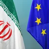 Quốc kỳ Iran (trái) và cờ Liên minh châu Âu (EU). (Ảnh: AFP/TTXVN)
