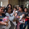 Người nhập cư sau khi được thả khỏi một trung tâm giam giữ tại McAllen, bang Texas, Mỹ ngày 17/6/2018. (Ảnh: AFP/TTXVN)