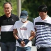 Nghi phạm bạo hành vợ người Việt là chị L. bị áp giải ra tòa án thành phố Gwangju, tỉnh Nam Jeollan hôm 8/7. (Ảnh: Yonhap)
