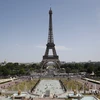 Người dân giải nhiệt tại một đài phun nước ở Paris ngày 26/6. (Ảnh: AFP/TTXVN)