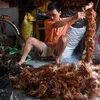 [Video] Những người lưu giữ truyền thống qua nghề làm chổi lông gà
