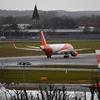 Máy bay cất cánh từ sân bay Gatwick ở phía nam thủ đô London, Anh. (Ảnh: AFP/TTXVN)