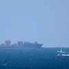 Một tàu chở dầu hướng vào eo biển Hormuz ở ngoài khơi Khasab ở Oman. (Ảnh: AFP/TTXVN)