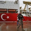 Tàu khoan Yavuz tại cảng ở Thổ Nhĩ Kỳ sau đó được nhìn thấy thả neo ngoài khơi bờ biển phía đông bắc của Cộng hòa Cyprus. (Ảnh: AP)