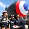 Tổng thống Pháp Emmanuel Macron gặp gỡ các thành viên thủy thủ sau lễ ra mắt tàu ngầm hạt nhân mới Suffren ở Cherbourg, tây bắc nước Pháp, ngày 12/7. (Nguồn: AFP)