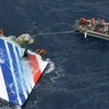 Các thợ lặn phục hồi một phần của phần đuôi từ chiếc Air30 A330 của Pháp bị rơi trên Đại Tây Dương vào ngày 1/6/2009. (Ảnh: AFP/Getty Images)