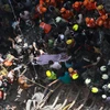Nhân viên cứu hộ chuyển thi thể nạn nhân trong tòa nhà bị sập ở Mumbai, Ấn Độ ngày 16/7/2019. (Ảnh: THX/TTXVN)