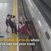 [Video] Người phụ nữ dùng chân cản tàu cao tốc để kịp giờ làm