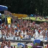 Người dân tránh nắng nóng tại bể bơi ở Huizingen, Bỉ. (Ảnh: AFP/TTXVN)