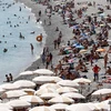 Người dân Pháp đổ xô tới các bãi biển ở Nice giải nhiệt trong thời tiết nắng nóng ngày 28/6. (Ảnh: THX/TTXVN)