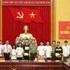 Bộ trưởng Bộ Công an Tô Lâm trao quà tặng các cháu là con thương binh, con liệt sỹ CAND. (Nguồn: bocongan.gov.vn)