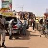 Cảnh sát kiểm tra an ninh tại Ouagadougou, Burkina Faso. (Ảnh: AFP/TTXVN)