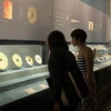 Khách tham quan các cổ vật thuộc nền văn minh Lương Chử ở Bảo tàng Cung điện Bắc Kinh. (Nguồn: globaltimes.cn)