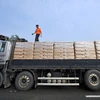 Xe tải của Hàn Quốc chở bột mì viện trợ cho Triều Tiên ngày 26/7/2011. (Ảnh: AFP/TTXVN)
