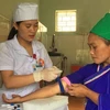Vàng Thị Hơn, người dân tộc La Chí (Hà Giang) tốt nghiệp Trường cao đẳng Y tế Phú Thọ loại giỏi và đang làm việc tại địa phương. (Ảnh: TTXVN)