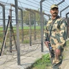 Lực lượng an ninh biên giới Ấn Độ tuần tra tại khu vực ngoại ô Amritsar, biên giới Ấn Độ-Pakistan. (Ảnh: AFP/TTXVN)