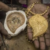 Sản phẩm trang sức vàng được chế tác tinh xảo tại Kolkata, Ấn Độ. (Ảnh: THX/TTXVN)