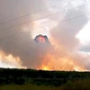 Khói lửa bốc lên từ vụ nổ kho đạn tại Krasnoyarsk.(Nguồn: TASS)