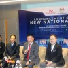 Bộ trưởng Thương mại quốc tế và Công nghiệp Malaysia Darell Leiking (thứ hai, từ phải sang) công bố dự án thứ ba về phát triển xe hơi quốc gia của Malaysia. Ảnh: Hà Ngọc/TTXVN)