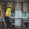 Một người thợ lắp đặt tủ bếp trong căn hộ một tòa nhà đang xây dựng ở New York. (Nguồn: Bloomberg)