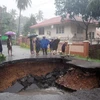 Một tuyến đường bị hư hại sau vụ lở đất và mưa lớn tại Mawlamyein, bang Mon, Myanmar, ngày 9/8. (Ảnh: AFP/TTXVN)