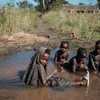 Trẻ em tại khu vực bị ảnh hưởng nặng nề do bão Idai ở Tica, Mozambique, ngày 24/3. (Ảnh: AFP/TTXVN)
