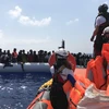 Những người di cư gặp nạn ở ngoài khơi Libya được tàu Ocean Viking cứu ngày 10/8/2019. (Ảnh: AFP/TTXVN)