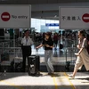 Hành khách làm thủ tục tại sân bay quốc tế Hong Kong ngày 14/8. (Ảnh: AFP/TTXVN)