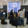 Hành khách làm thủ tục tại sân bay Gatwick, London. (Ảnh: THX/TTXVN)
