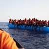 Người di cư chờ được cứu tại khu vực ngoài khơi bờ biển Libya ngày 5/7/2019. (Ảnh: AFP/ TTXVN)