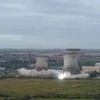 [Video] Cảnh 3 tháp làm mát của nhà máy điện ở Anh tan thành tro bụi